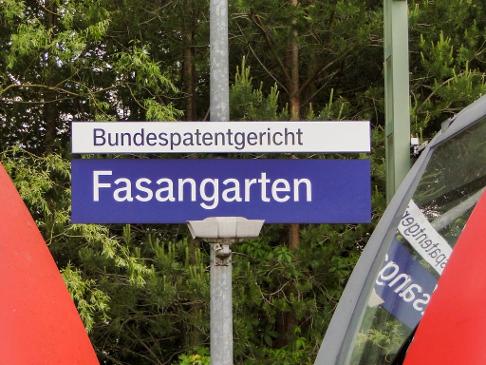 Bahnsteigschilder mit der Aufschrift "Bundespatentgericht - Fasangarten " am S-Bahnhof Bahnsteigschilder mit der Aufschrift "Bundespatentgericht - Fasangarten " am S-Bahnhof