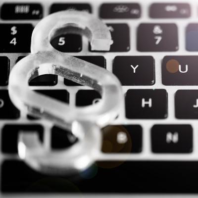 verweist auf: Neue Entscheidungssammlung online Paragraphenzeichen auf einer Computertastatur (verweist auf: Neue Entscheidungssammlung online)