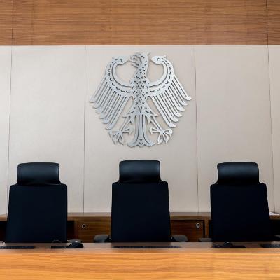 3 Sitze auf einer Richterbank mit Bundesadler im Hintergrund (verweist auf: Neuer Markenstreit um den Goldhasen)