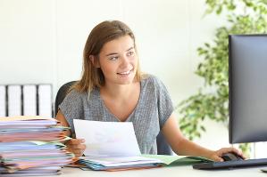 Auszubildende am Büro-Arbeitsplatz (verweist auf: Berufsausbildung)