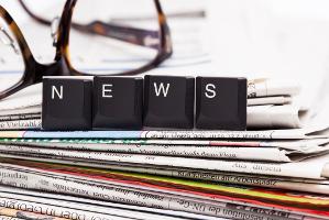 verweist auf: Pressemitteilungen Stapel Zeitungen mit darauf liegender Brille und der Beschriftung "News" (verweist auf: Pressemitteilungen)
