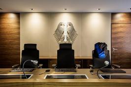 verweist auf: Verfahrensablauf Richterbank mit Robe (verweist auf: Verfahrensablauf)