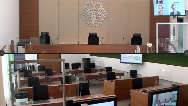 Stream aus dem Sitzungssaal (obere Hälfte: Richterbank, untere Hälfte: Vor-Ort-Beteiligte und Öffentlichkeit) Stream aus dem Sitzungssaal (obere Hälfte: Richterbank, untere Hälfte: Vor-Ort-Beteiligte und Öffentlichkeit)