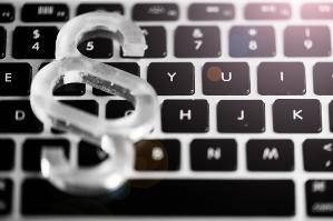 verweist auf: Rechtliche Grundlagen Paragraphenzeichen auf einer Computertastatur (verweist auf: Rechtliche Grundlagen)