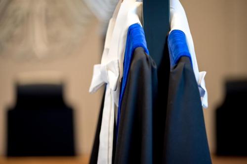 verweist auf: Aufgaben Richterrobe (verweist auf: Aufgaben)