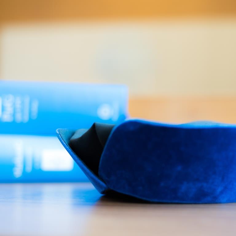 Barett auf einem Tisch liegen mit einer Ausgage des Markengesetzes und Patentgesetzes im Hintergrund Barett auf einem Tisch liegen mit einer Ausgage des Markengesetzes und Patentgesetzes im Hintergrund