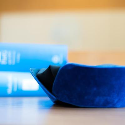 verweist auf: Urteilsbegründung im Rechtsstreit um ein Patent betreffend eine Therapie mit dem Wirkstoff Rivaroxaban ist abrufbar
Az. 3 Ni 11/22 (EP) Barett auf einem Tisch liegen mit einer Ausgage des Markengesetzes und Patentgesetzes im Hintergrund (verweist auf: Urteilsbegründung im Rechtsstreit um ein Patent betreffend eine Therapie mit dem Wirkstoff Rivaroxaban ist abrufbar
Az. 3 Ni 11/22 (EP))