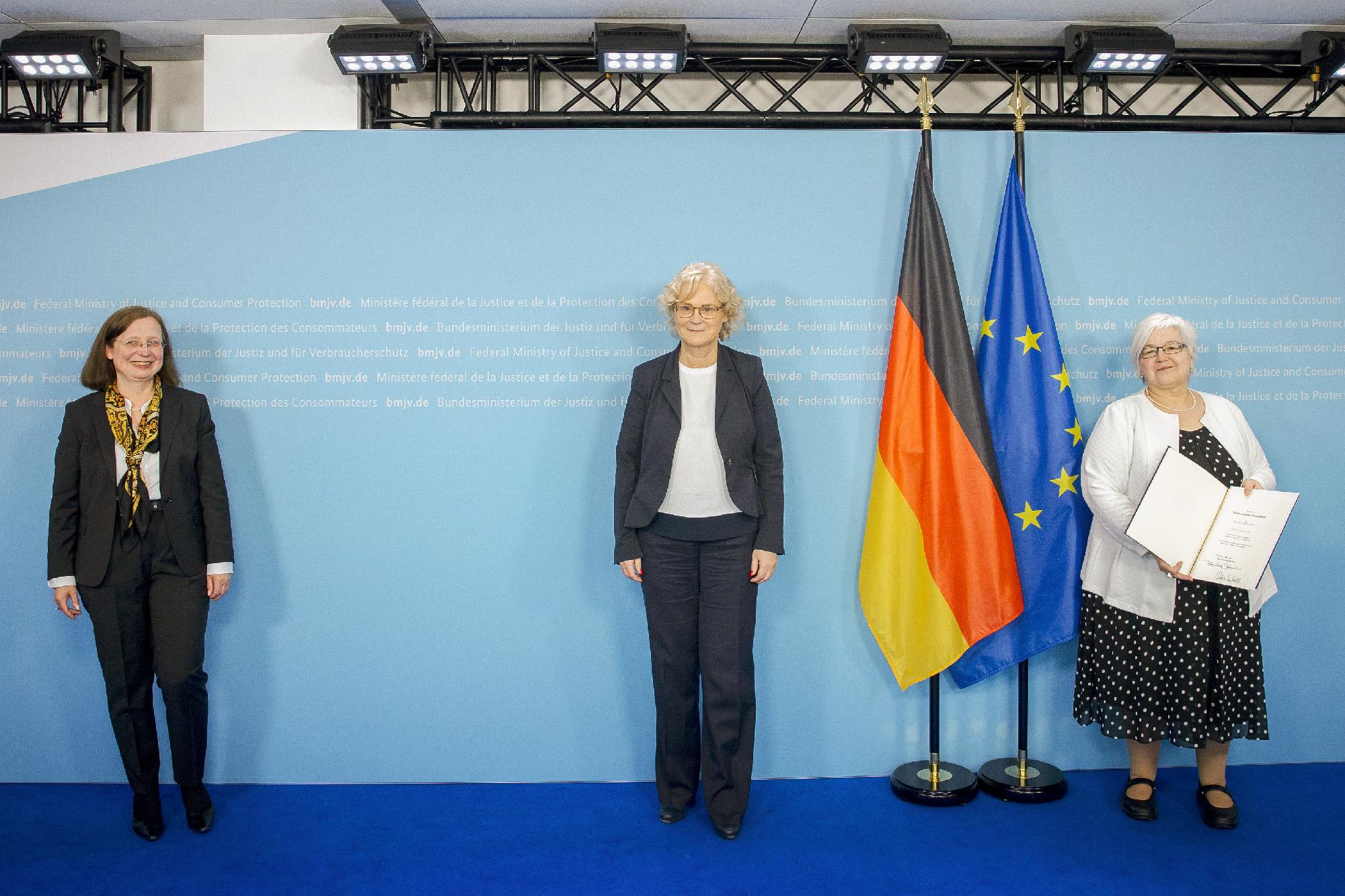 von links nach rechts: Frau Dr. Regina Hock, Bundesministerin der Justiz und für Verbraucherschutz Christine Lambrecht, Frau Beate Schmidt